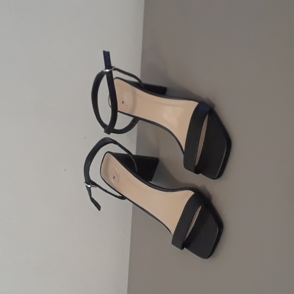 D Black Heels